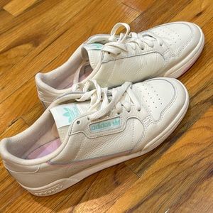 Women’s Adidas.  /Cute sneakers